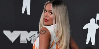 Karol G se quitó el vestido y posó en ropa interior después de los VMAs