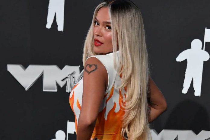 Karol G se quitó el vestido y posó en ropa interior después de los VMAs