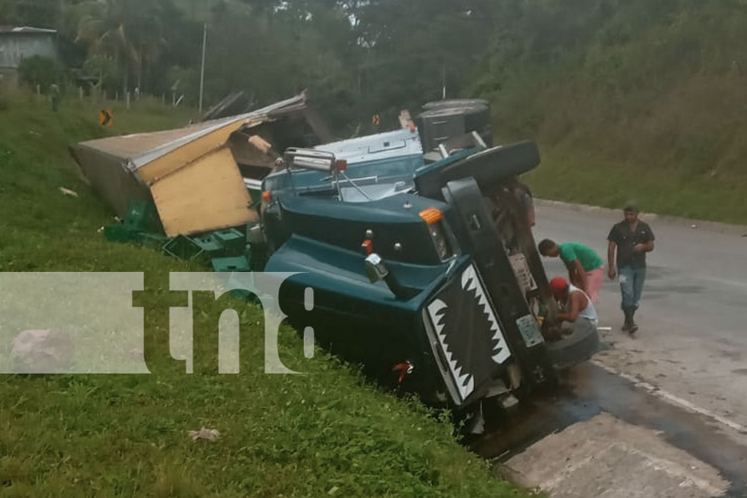 Foto: Camión hasta "la pata" de cervezas se volcó carretera a Matiguás /TN8