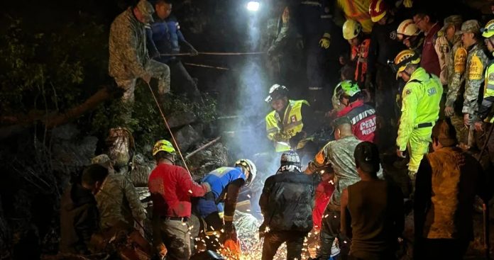 Foto: Deslizamiento de tierra en México deja un niño muerto y 12 atrapados