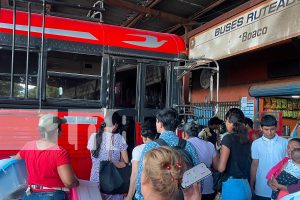 Foto: Afluencia de viajeros en aumento durante las vacaciones patrias en el mercado El Mayoreo