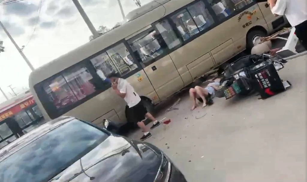 Foto: Autobús escolar mata a 11 personas en Tai'an, China