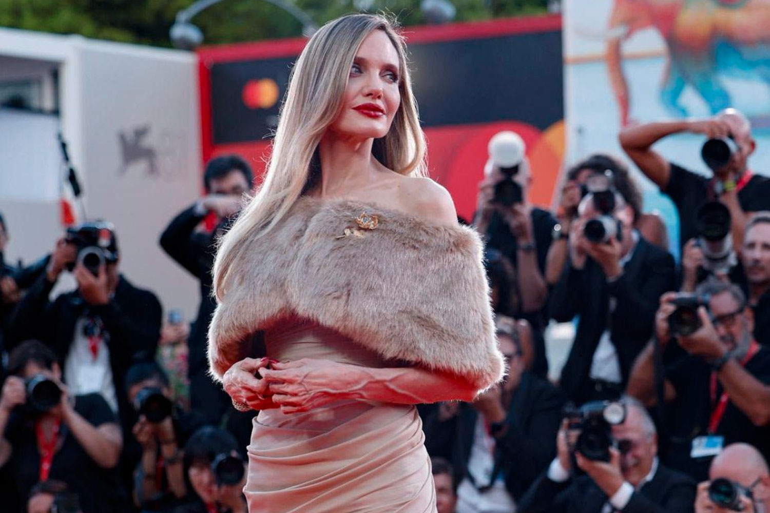 Foto: Angelina Jolie en la alfombra roja del 81º Festival Internacional de Cine de Venecia/Cortesía