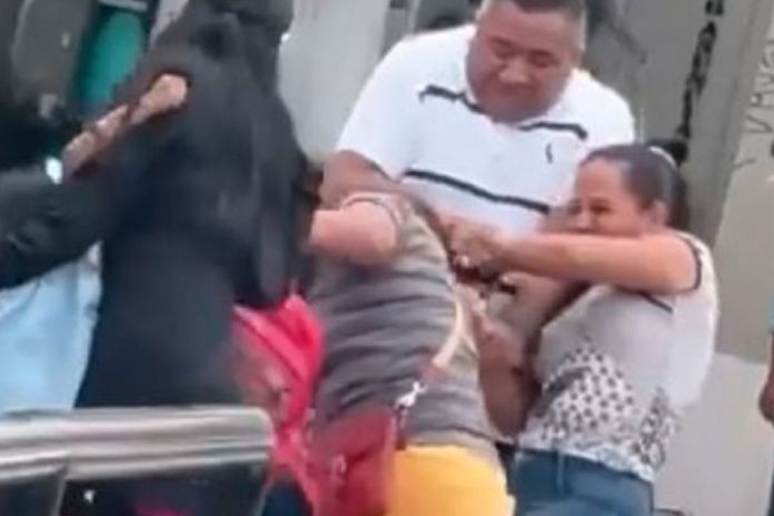 Foto: Padre y madre se van a los golpes en plena calle /Cortesía