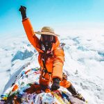 Foto: Inoxtag, un youtuber francés, no fue suficiente con escalar hasta la cima del Everest. Una vez allí rindió homenaje