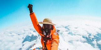 Foto: Inoxtag, un youtuber francés, no fue suficiente con escalar hasta la cima del Everest. Una vez allí rindió homenaje