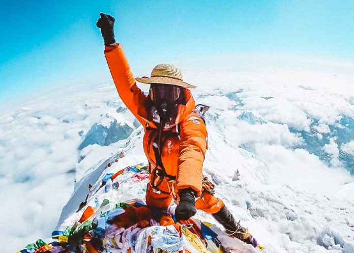 Foto: Inoxtag, un youtuber francés, no fue suficiente con escalar hasta la cima del Everest. Una vez allí rindió homenaje