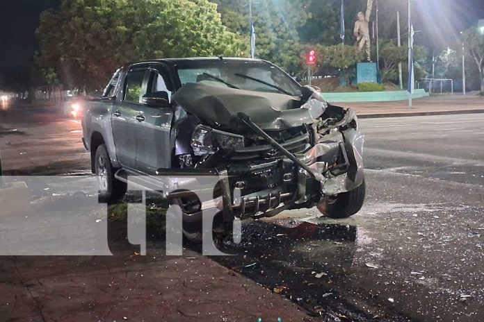 Foto: Violento choque entre bus y camioneta; el tráfico colapsa y todos salen ilesos en Managua/TN8