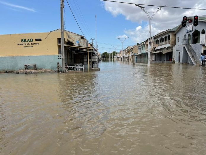 Foto: 281 reclusos escaparon de prisión a causa de las inundaciones