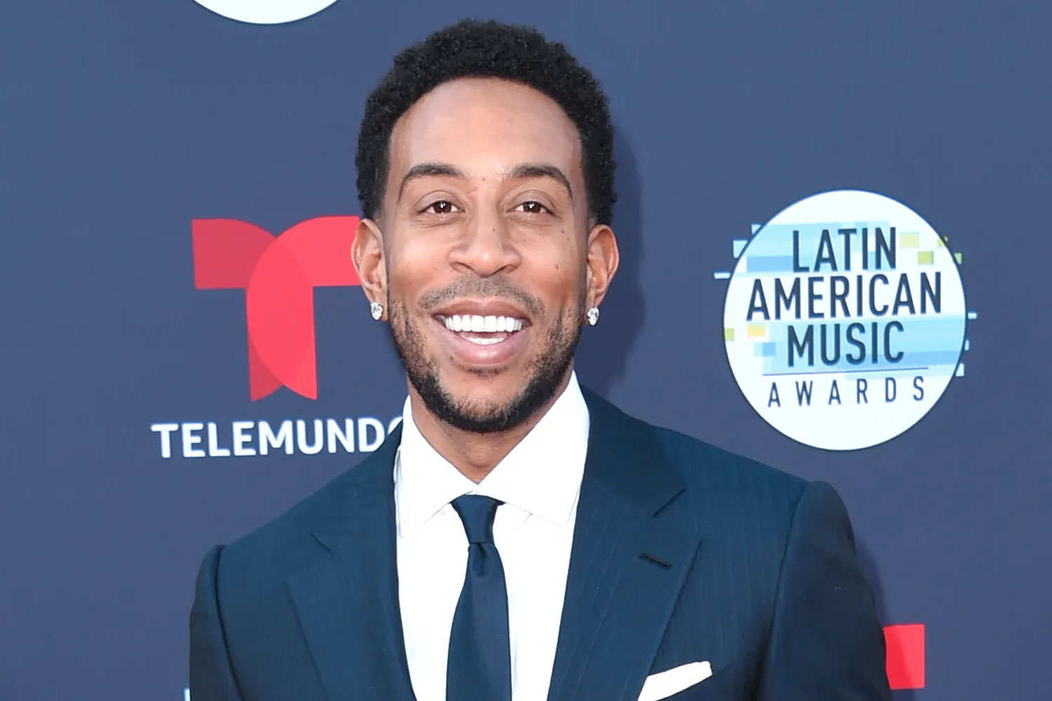 Foto: Ludacris generó preocupación al beber agua directamente de un glaciar/Cortesía