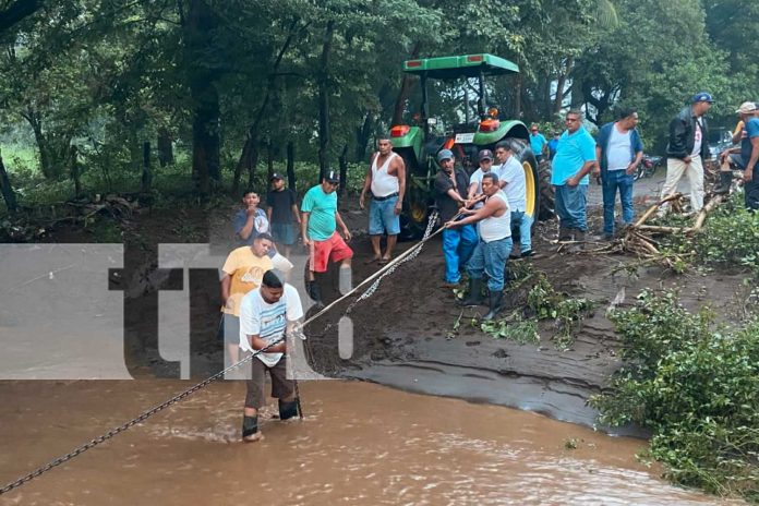 Foto: Rescatan a siete personas de un camión arrastrado por las fuertes corrientes en Tisma/TN8