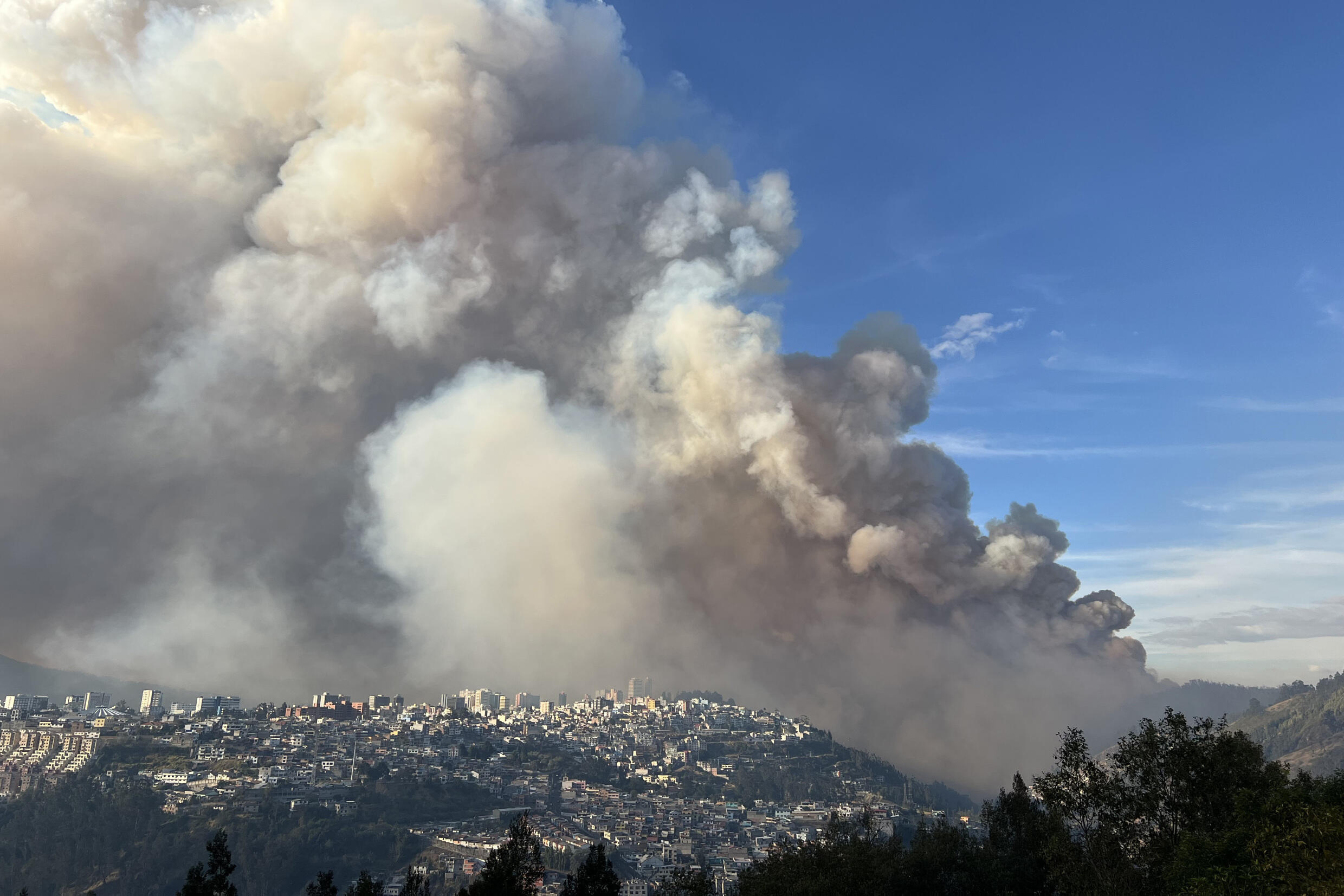 Foto: Quito evacúa 100 familias ante incendios forestales que agravan la crisis climática