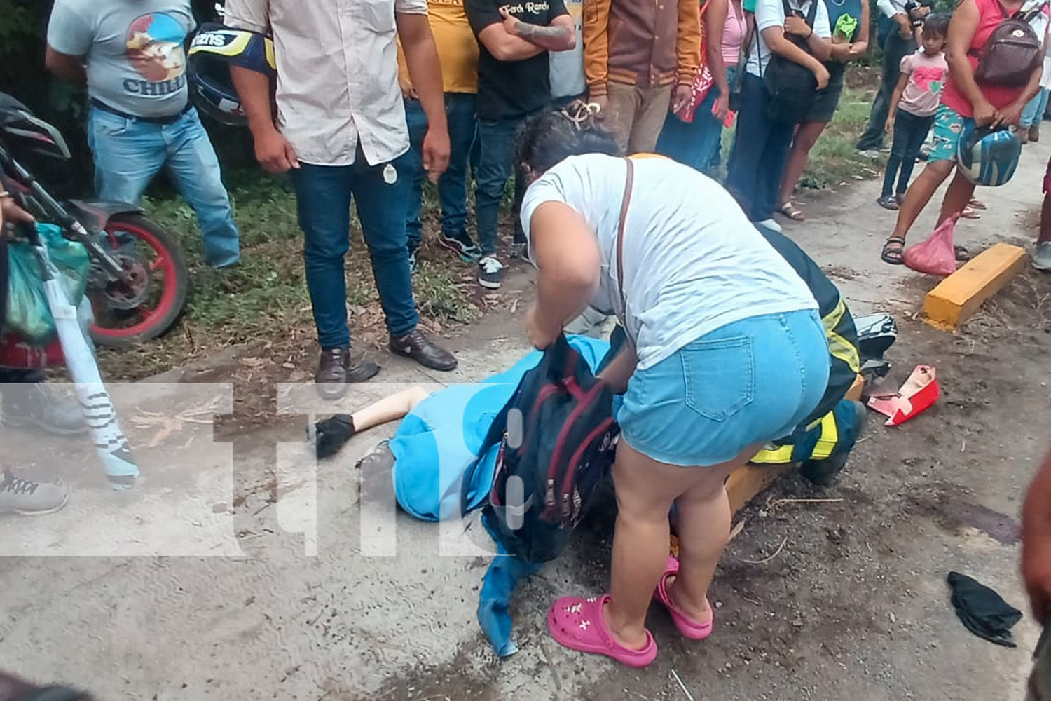 Foto: Joven universitario fallece al pasarle las llanas de un bus en carretera a Xiloá/ TN8