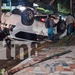 Camioneta fuera de control derriba parte de una vivienda en Managua