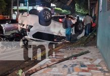 Camioneta fuera de control derriba parte de una vivienda en Managua