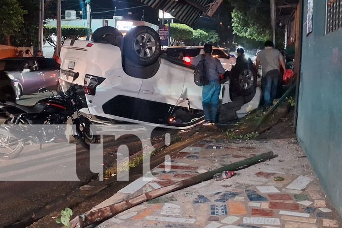 Camioneta fuera de control derriba parte de una vivienda en Managua