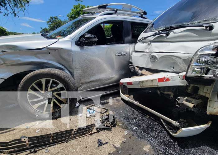 Un trágico accidente de tránsito ocurrió este lunes en la carretera a Xiloá, donde se vio involucrado una camioneta Hilux y un camioncito