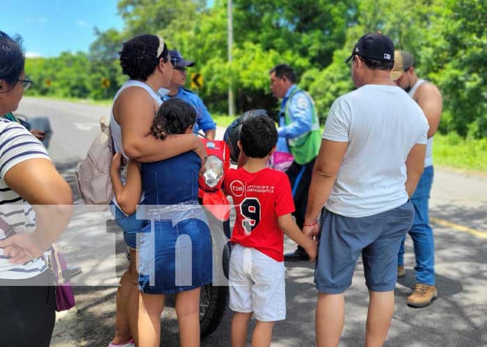 Un trágico accidente de tránsito ocurrió este lunes en la carretera a Xiloá, donde se vio involucrado una camioneta Hilux y un camioncito