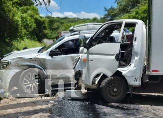 Un trágico accidente de tránsito ocurrió este lunes en la carretera a Xiloá, donde se vio involucrado una camioneta Hilux y un camioncito