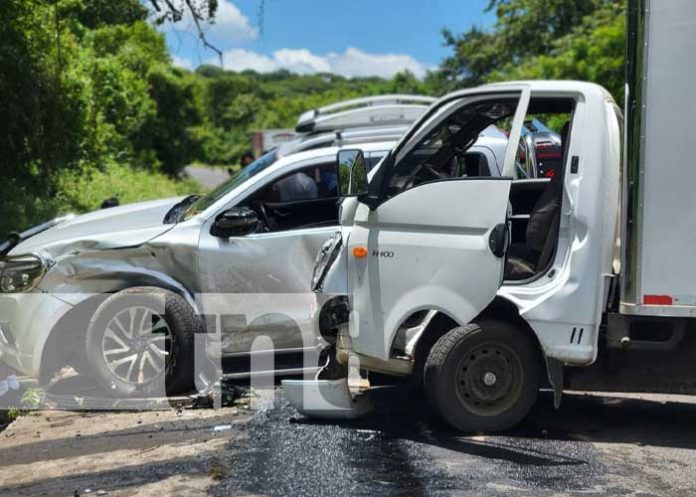 Un trágico accidente de tránsito ocurrió este lunes en la carretera a Xiloá, donde se vio involucrado una camioneta Hilux y un camioncito