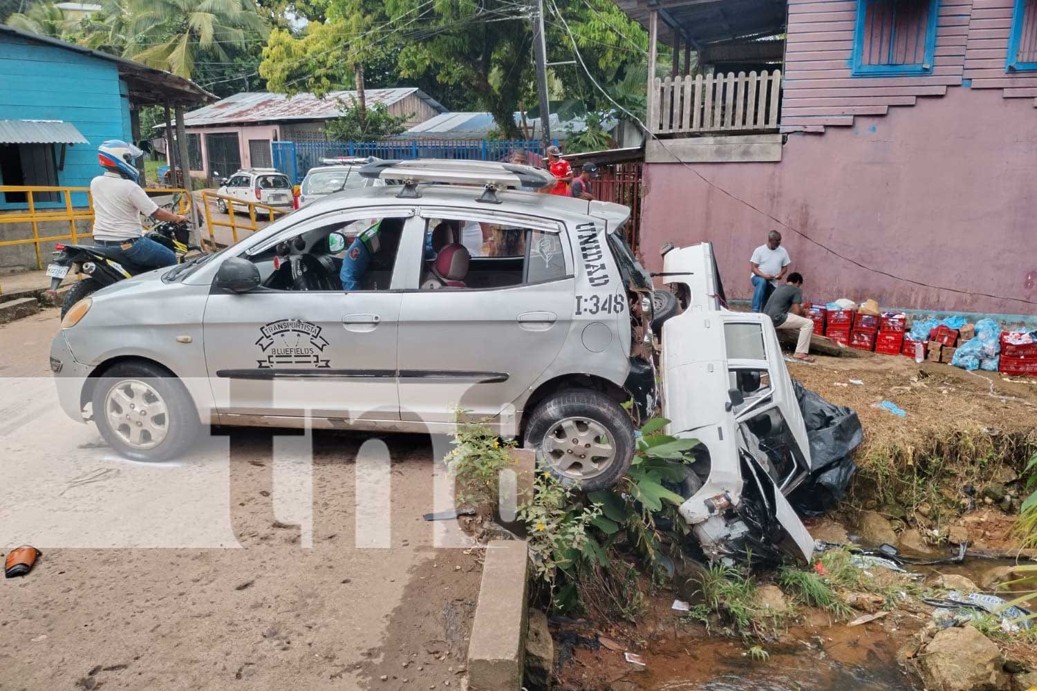 Foto: Fuerte accidente de tránsito entre una camioneta y un taxi en Bluefields/TN8