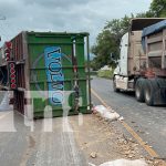 Foto: ¡Vivo de milagro! Tras volcarse camión a un lado de la carretera de Juigalpa a Managua/TN8