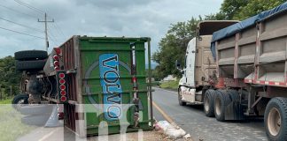 Foto: ¡Vivo de milagro! Tras volcarse camión a un lado de la carretera de Juigalpa a Managua/TN8