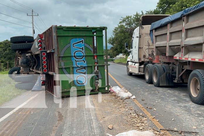 Foto: ¡Vivo de milagro! Tras volcarse camión a un lado de la carretera de Juigalpa a Managua/TN8