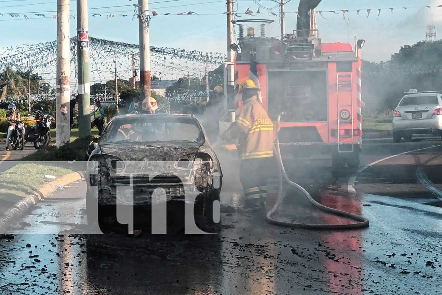 Foto: El rápido actuar de bomberos evita una catástrofe mayor en la rotonda Cristo Rey/TN8