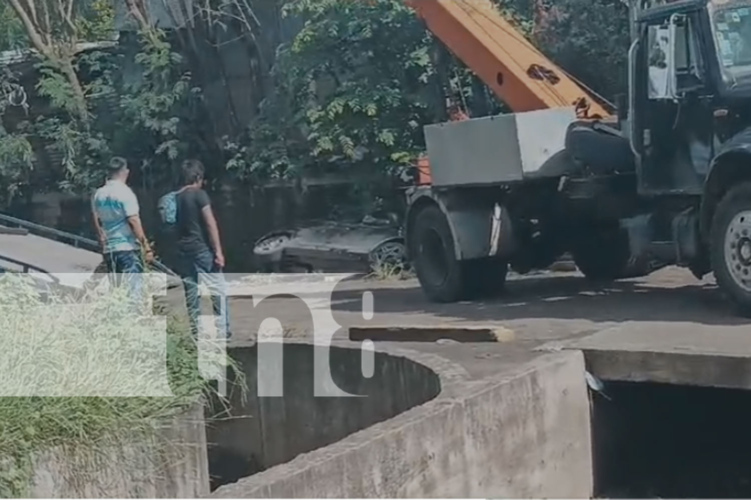 Foto: Vehículo va a parar al fondo de una canaleta en Ciudad Sandino/ TN8