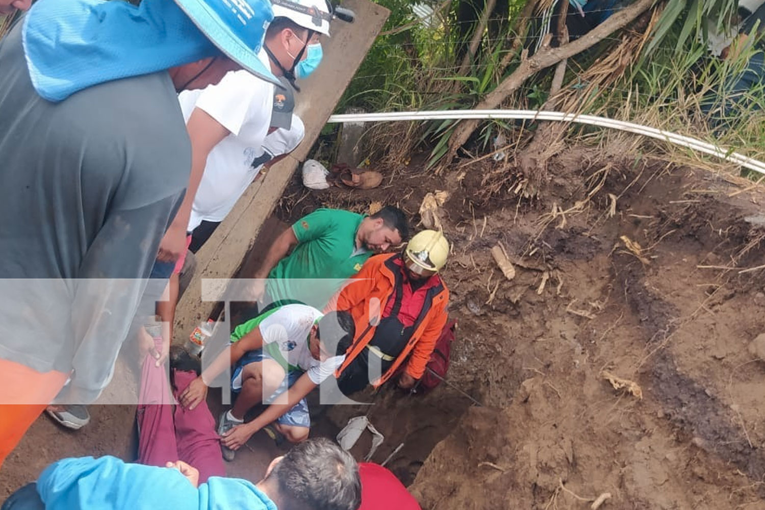 Foto: Derrumbe en Matagalpa: Dos trabajadores rescatados con vida y trasladados al hospital/TN8