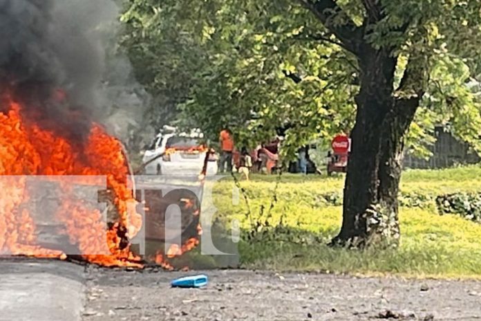 Foto: ¡De película! Conductor en Chinandega salva su vida tras incendio que arrasó su carro/TN8