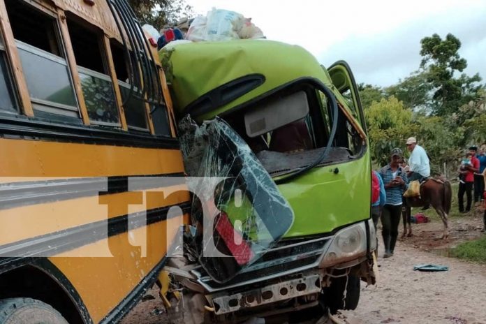 Foto: Microbús choca con bus, deja un fallecido y tres heridos graves en Prinzapolka/TN8