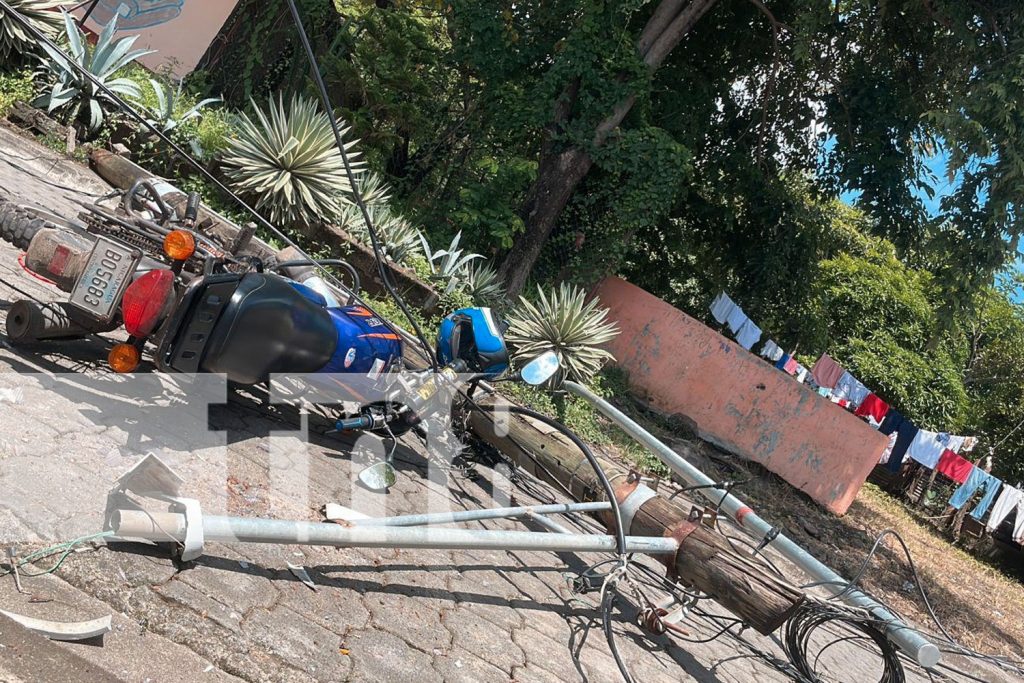 Foto: Camión derriba poste y cables del tendido eléctrico caen sobre motociclista en Juigalpa/TN8