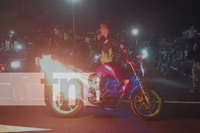 Foto: Familias participan de una exhibición de autos y motocicletas modificadas en Managua/TN8