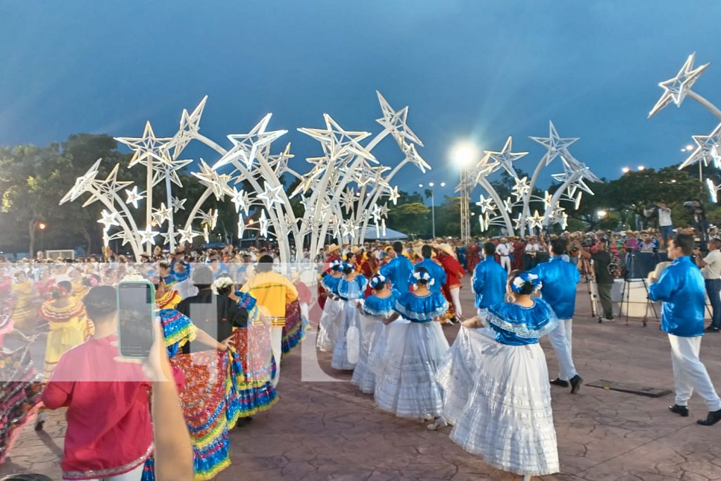 Foto: ¡Día Nacional del Huipil! Bailarines de todo el país engalanan la Plaza de la Revolución/TN8