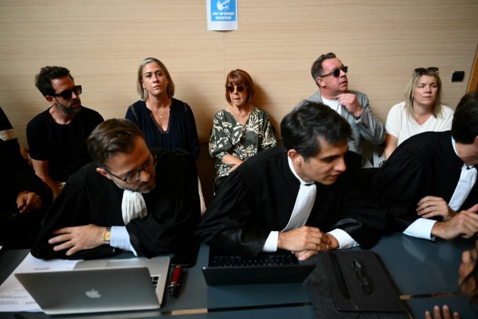 Foto: Comienza juicio en Francia contra jubilado acusado de drogar a su esposa para que fuera violada