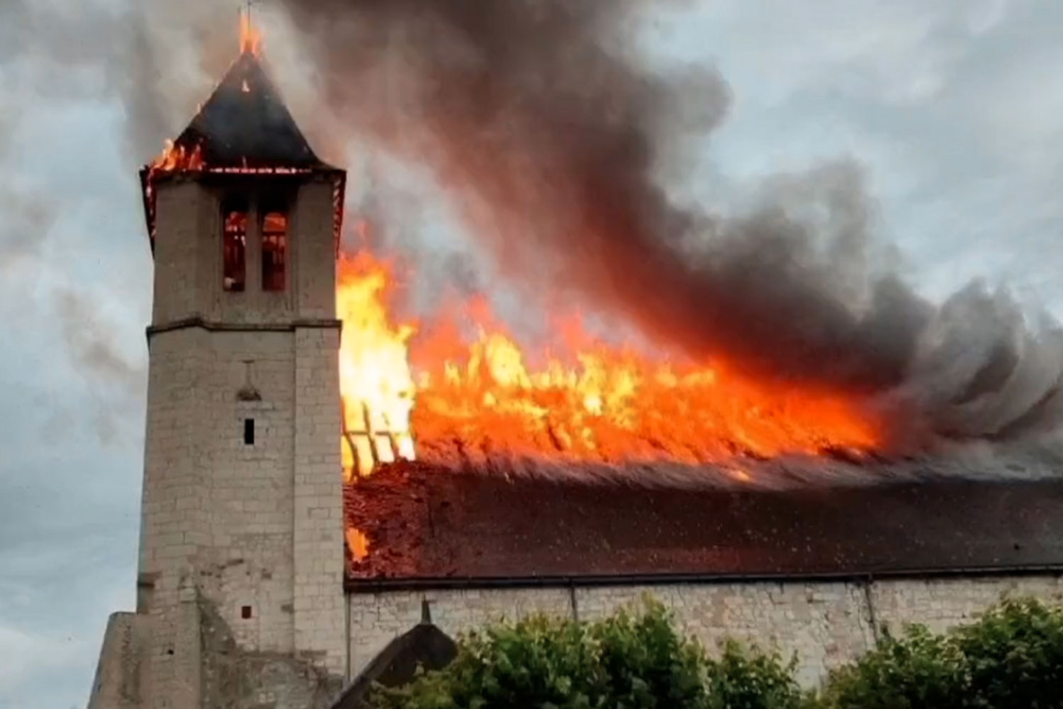 Foto: Fuerte incendio arrasa una antigua iglesia en Francia /Cortesía