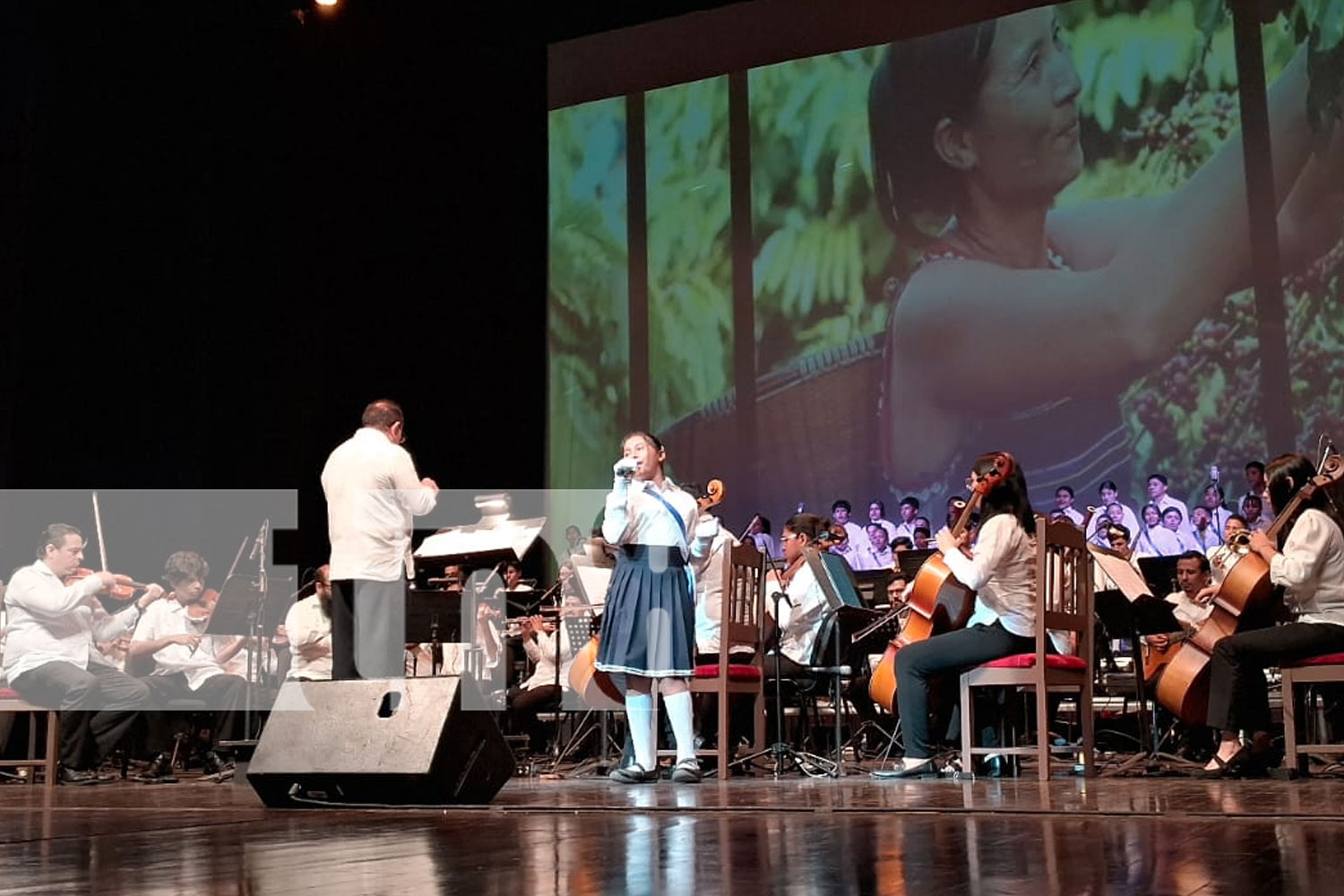 Estudiantes homenajean a los héroes patrios en una emotiva cantata en Managua