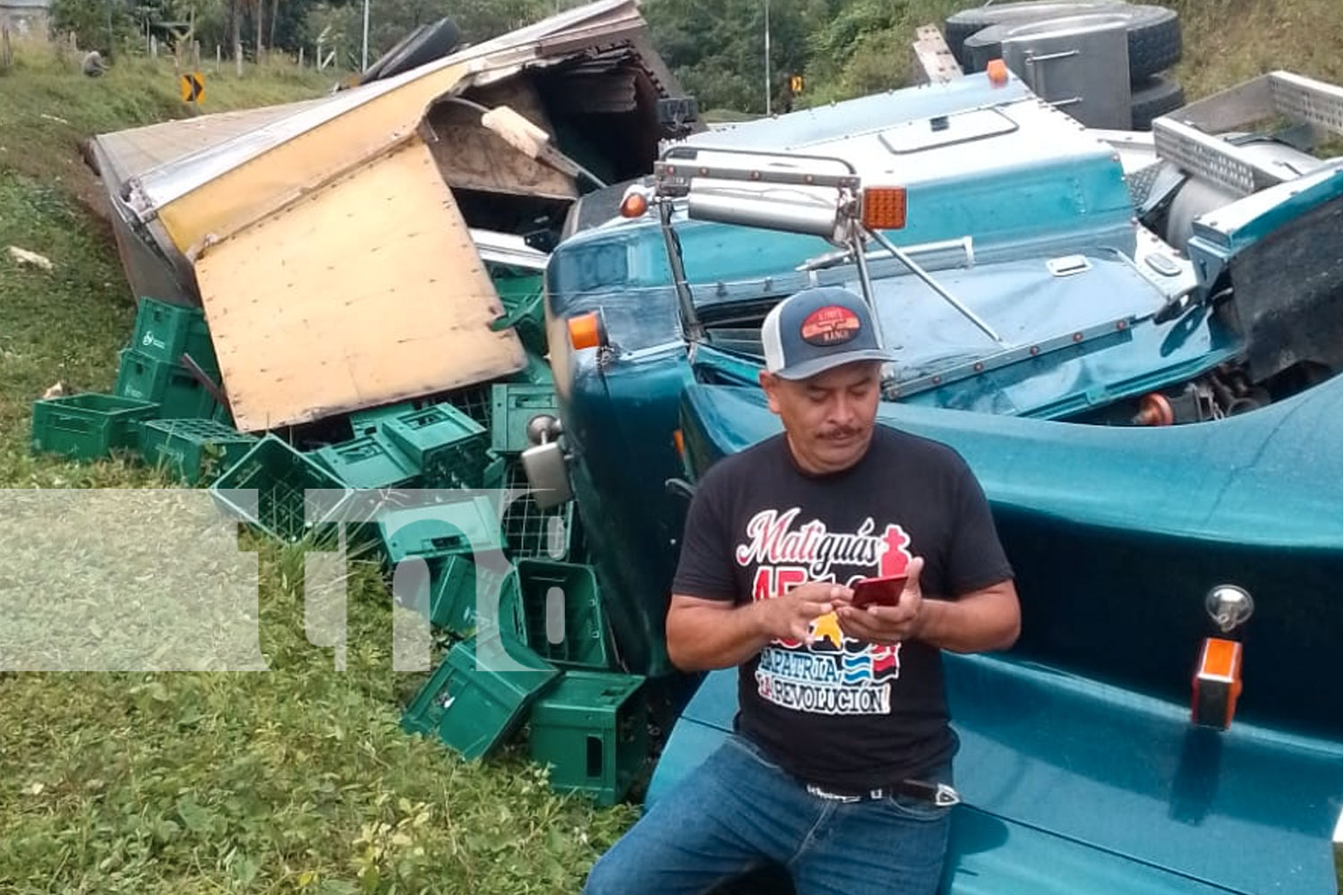 Foto: Camión hasta "la pata" de cervezas se volcó carretera a Matiguás /TN8