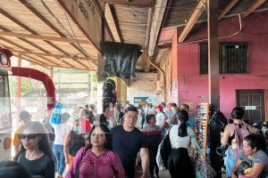 Foto: Afluencia de viajeros en aumento durante las vacaciones patrias en el mercado El Mayoreo