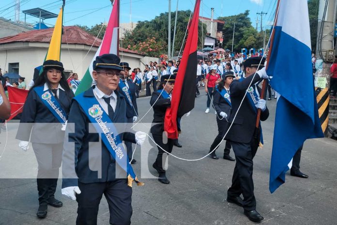 Foto: Centenares de estudiantes participaron en un gran desfile patrio/TN8