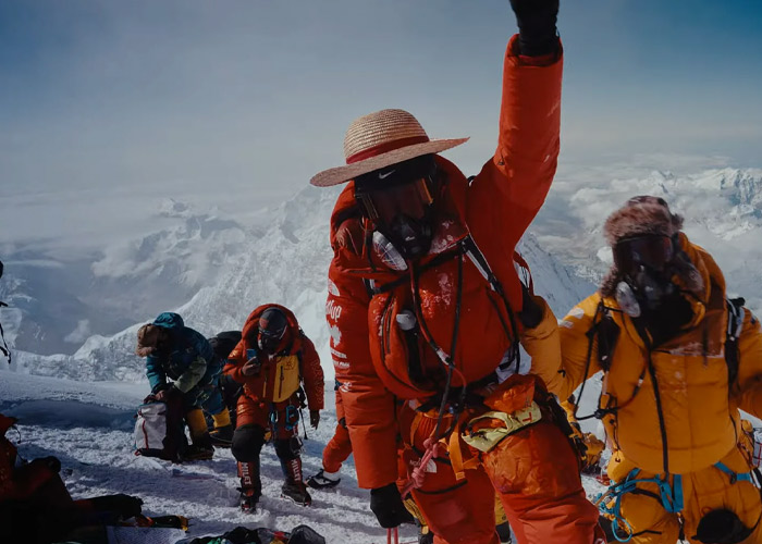 Foto: Inoxtag, un youtuber francés, no fue suficiente con escalar hasta la cima del Everest. Una vez allí rindió homenaje