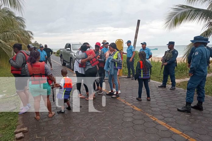 Foto: Panga es rescatada con sus tripulantes por la Fuerza Naval en Caribe Sur / TN8