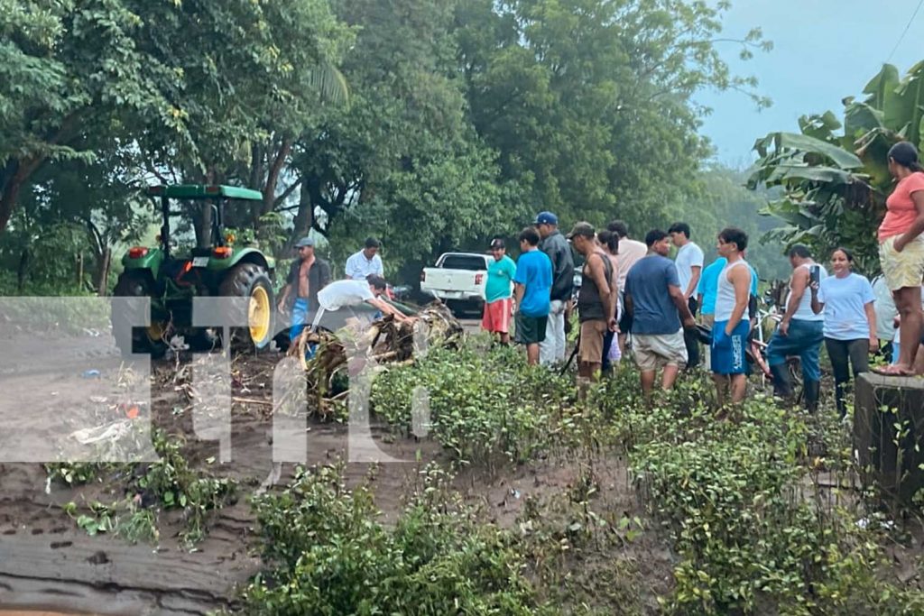 Foto: Rescatan a siete personas de un camión arrastrado por las fuertes corrientes en Tisma/TN8