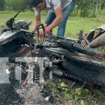 Foto: Motocicleta agarró fuego sobre la carretera que conduce hacia La Libertad, Juigalpa/ TN8