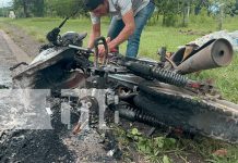 Foto: Motocicleta agarró fuego sobre la carretera que conduce hacia La Libertad, Juigalpa/ TN8