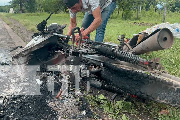 Foto: Motocicleta agarró fuego sobre la carretera que conduce hacia La Libertad, Juigalpa/ TN8