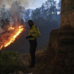 Foto: Quito evacúa 100 familias ante incendios forestales que agravan la crisis climática