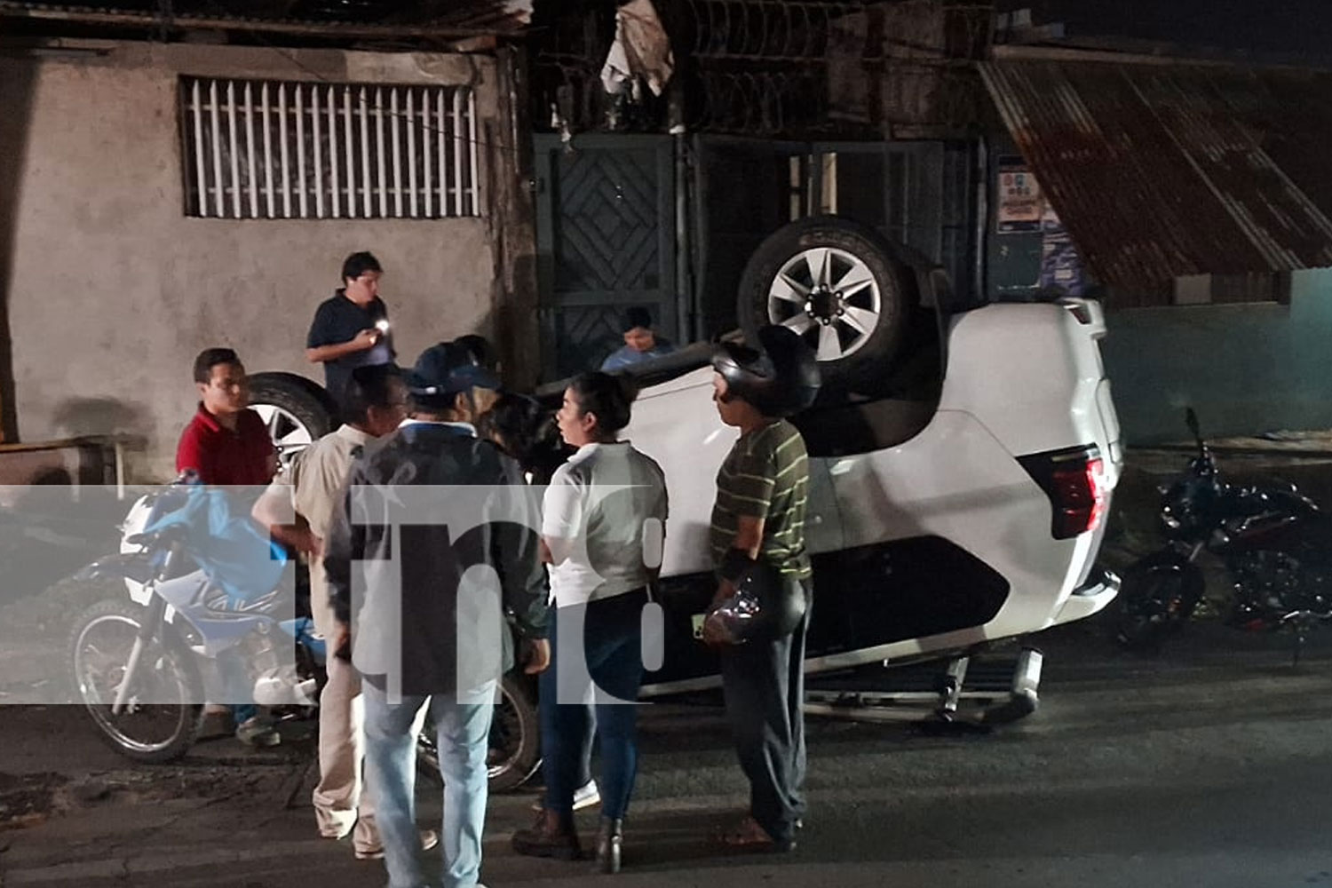 Camioneta fuera de control derriba parte de una vivienda en Managua